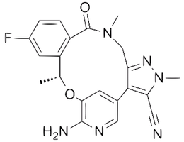 (R)-26-amino-55-fluoro-11,4,7-trimethyl-6-oxo-11H-3-oxa-7-aza-2(3,5)-pyridina-1(4,3)-pyrazola-5(1,2)-benzenacyclooctaphane-15-carbonitrile