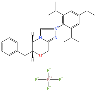 (5aR,10bS)-2-(2,4,6-三异丙基苯基)-4,5a,6,10b-四氢茚并[2,1-b][1,2,4]三唑并[4,3-d][1,4]噁嗪-2-四氟硼酸盐